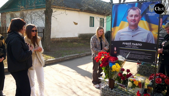 Біля стенду Павла Рубея зібралося багато людей