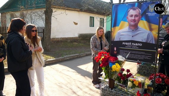 Біля стенду Павла Рубея зібралося багато людей