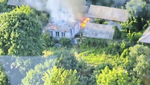 Пожежа у селі Семенівської громад після влучання безпілотника. 9 серпня 2025 року