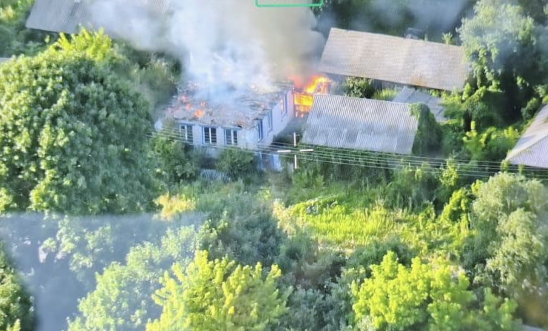 Пожежа у селі Семенівської громад після влучання безпілотника. 9 серпня 2025 року