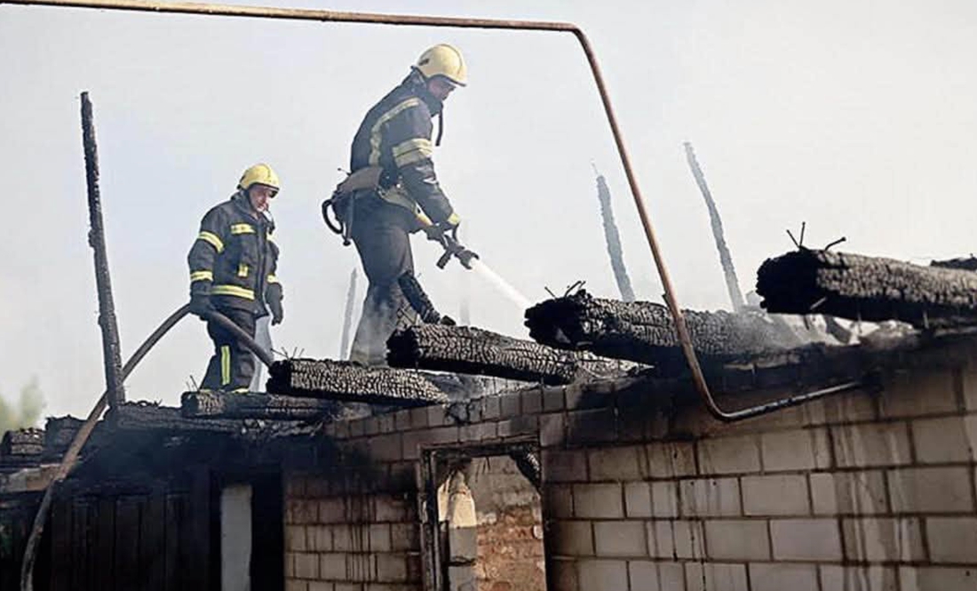Блискавка спалила дах: родина два місяці чекає на виплату