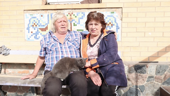 Леонід та Галина Гомони  біля свого будинку в Сокиринцях