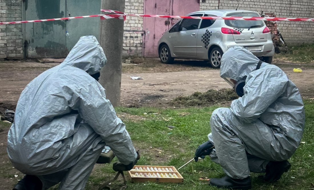 Чернігівці помітили підозрілу коробку: що було в пробірках