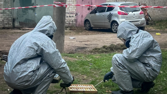 Чернігівці помітили підозрілу коробку: що було в пробірках