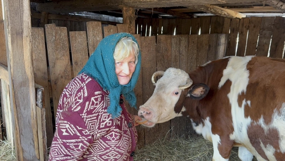 Валентина ВОЛЕВАЧ зі Смолина Чернігівського району тримає корову Вишню і коня Орлика