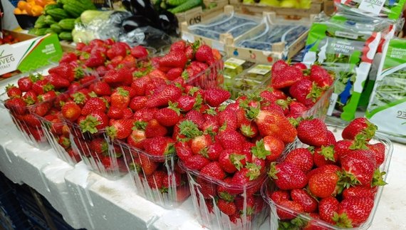 Полуниця впала у ціні: сезон ранньої ягоди на Чернігівщині добігає кінця
