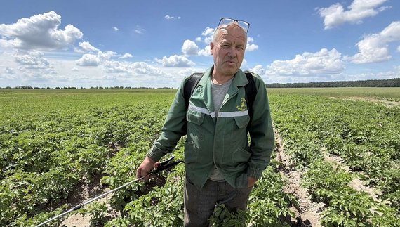 Михайло Левченко вдень труїть колорадів. Увечері знову на чергування