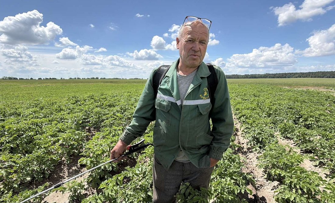 Михайло Левченко вдень труїть колорадів. Увечері знову на чергування