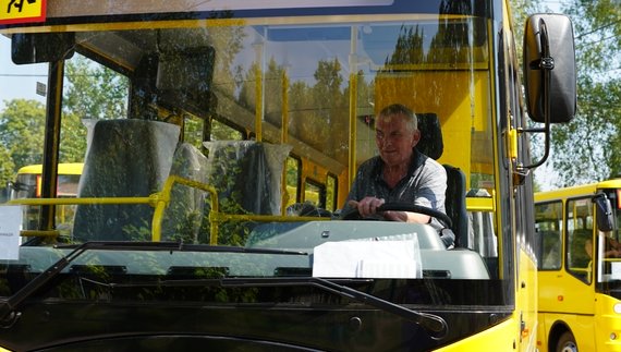 Директорка ліцею шукає водія для шкільного автобуса - є бронь