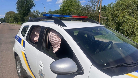 Поліцейське авто у Новгород-Сіверському після обстрілу 23 травня
