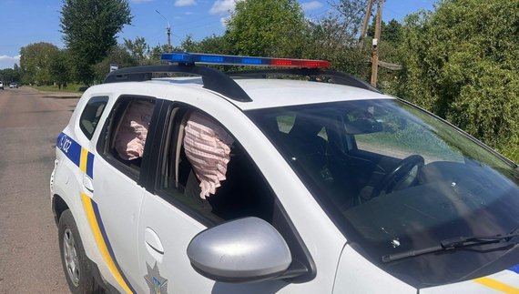 Поліцейське авто у Новгород-Сіверському після обстрілу 23 травня