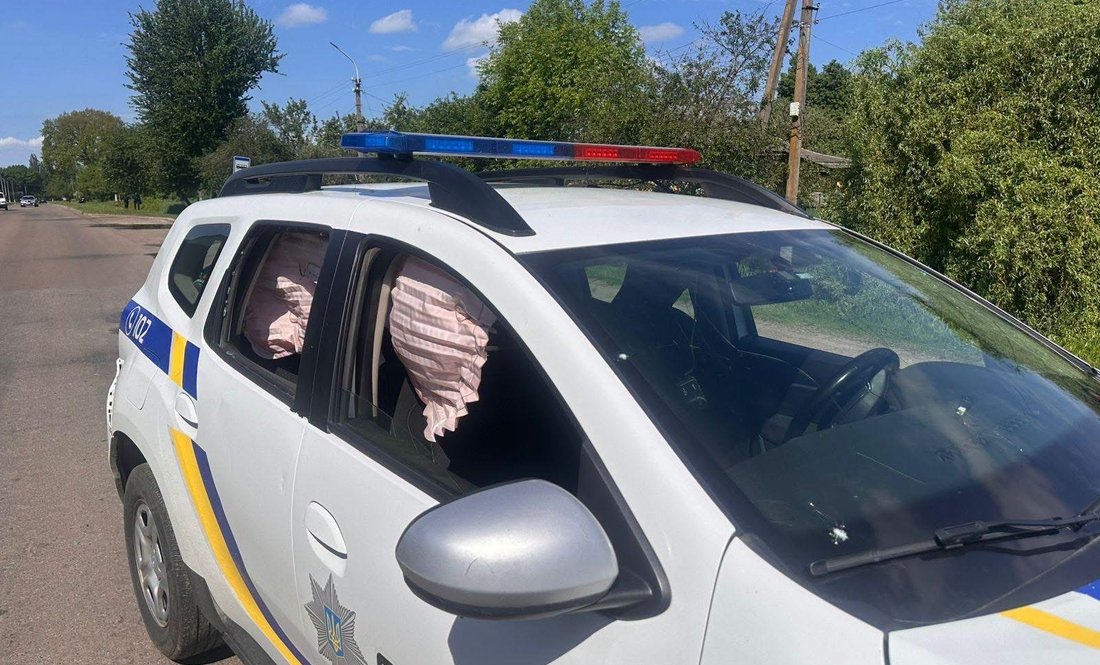 Поліцейське авто у Новгород-Сіверському після обстрілу 23 травня
