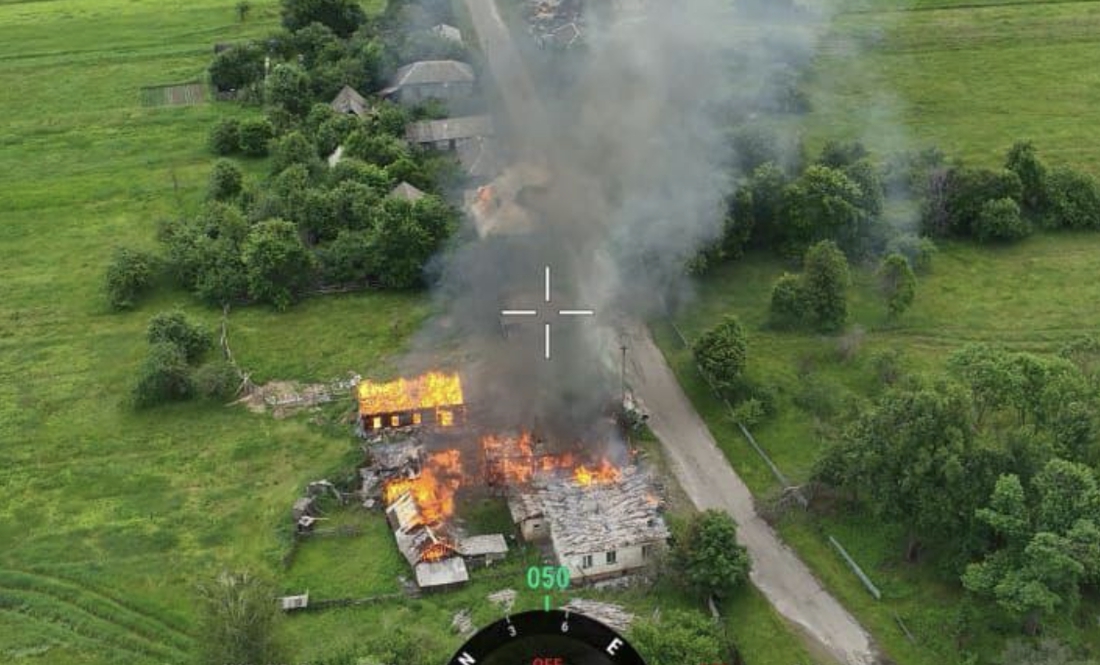 Пожежа у селі Семенівської громади після атаки ворожого дрону. 10 червня 2025 року