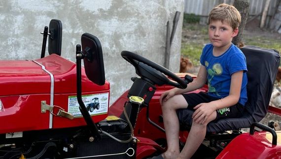 Сім'я з Чернігівщини купила трактор за кошти донорів