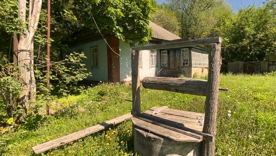 Колись була школа і колгосп, а тепер - ні корів, ні людей. Втім, село перейменували