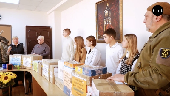 Юні волонтери передали чернігівському батальйону на фронт подарунки з нагоди Дня ЗСУ