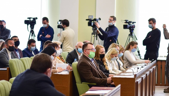 Поки ДБР проводило обшуки у міськраді, мер Чернігова і депутати хвилювалися і сварилися на сесії