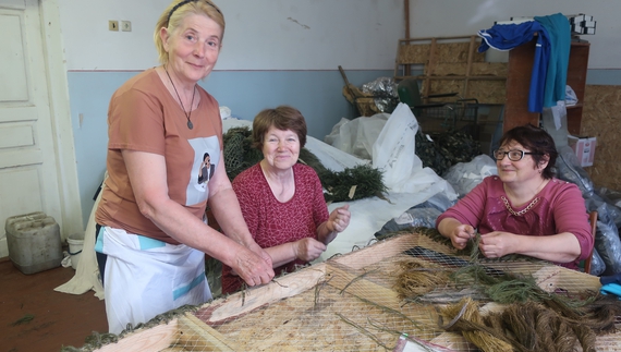 "Батальйон" пенсіонерок плете кікімори для снайперів, маскувальні сітки