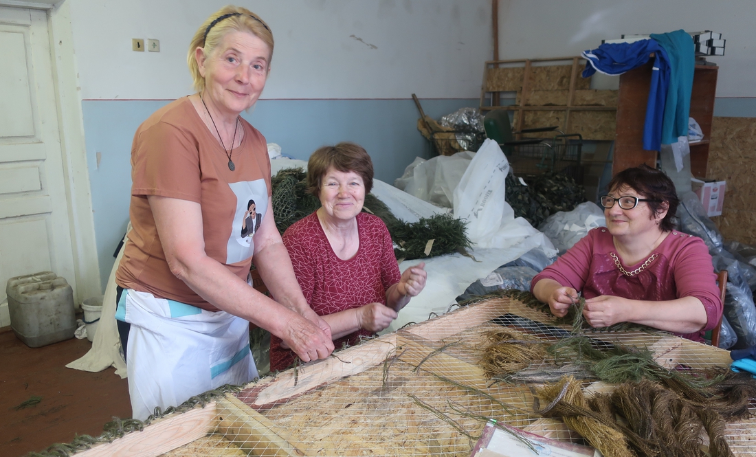 "Батальйон" пенсіонерок плете кікімори для снайперів, маскувальні сітки