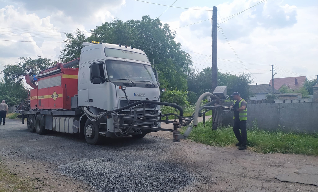 У Талалаївській громаді дороги лагодять струменевим методом