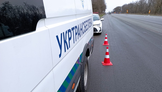 Укртрансбезпека на Чернігівщині показала як зупиняє нелегалів та перевіряє вантажівки