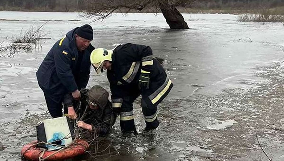 Ледь не пішов на дно - на Чернігівщині врятували рибалку