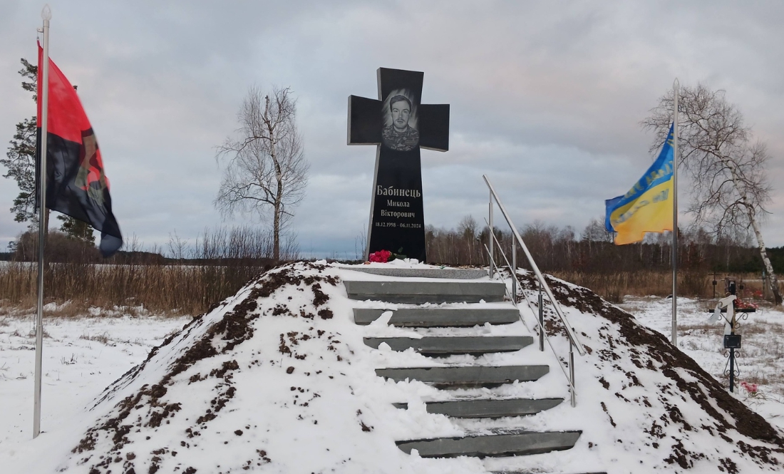 «Цей курган допоміг мені не збожеволіти»: мама полеглого воїна виконала останню волю сина