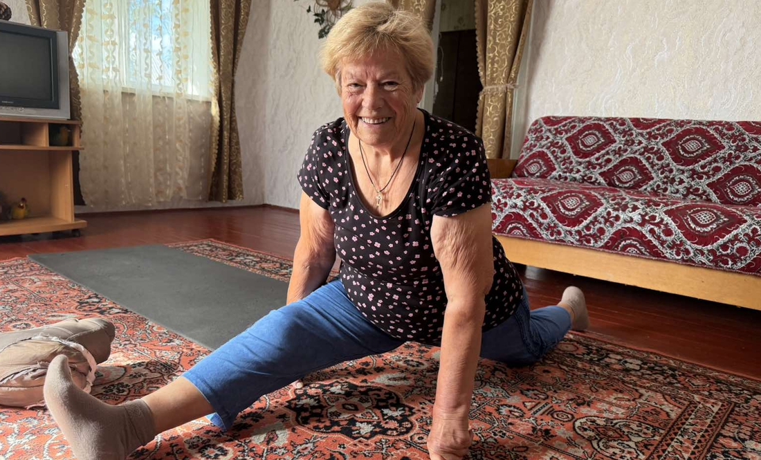 Сідає на шпагат: як 82-річна жителька Чернігівщини повернула собі рухливість