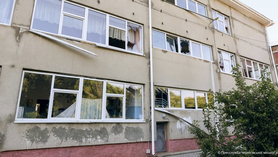 «Місто плаче розбитими вікнами школи»: як чернігівці реагують на нічну атаку росіян
