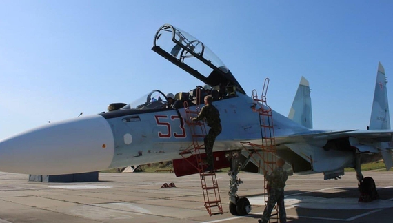 Росіяни перекидають літаки, людей і техніку на прикордонні з Україною аеродроми білорусі