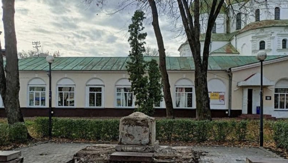 У Ніжині відремонтують памʼятник Заньковецькій майже за сто тисяч. Що кажуть містяни?