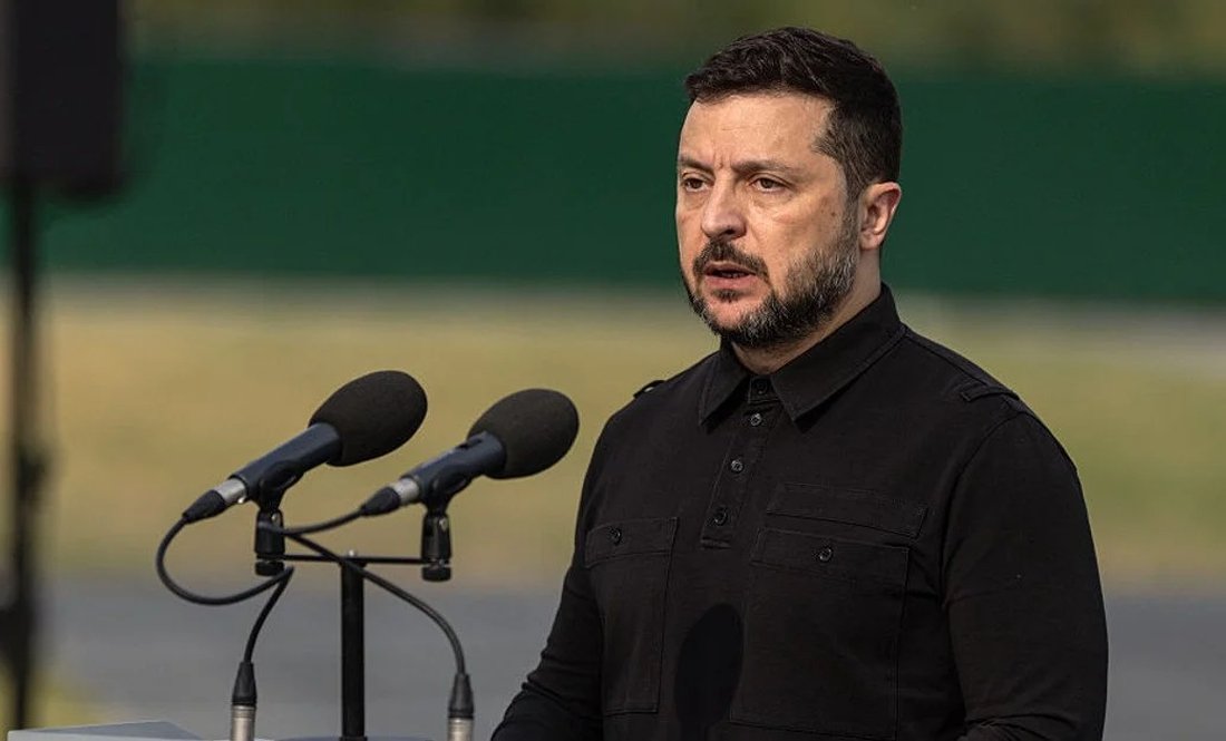 Президент України Володимир Зеленський під час спілкування з журналістами