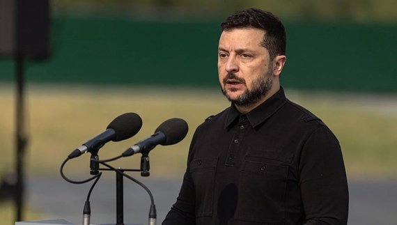 Президент України Володимир Зеленський під час спілкування з журналістами