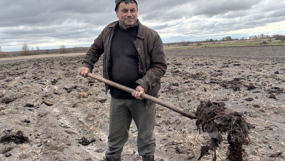 Микола Родіонов розкидає перегній. Крутівська громада