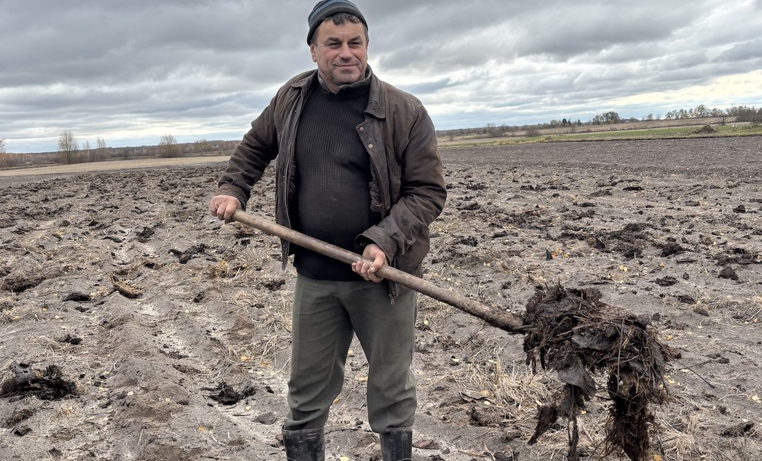 Микола Родіонов розкидає перегній. Крутівська громада