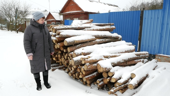 Безкоштовні дрова розподілили: кого і як у прикордонній громаді забезпечували деревиною