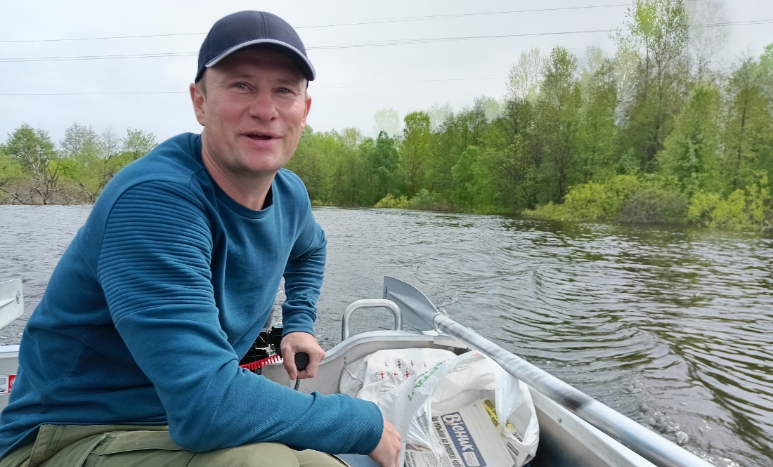 Іван Портний їде новим металевим човном по Десні. Забиратиме у Велике Устя людей, які повертаються з Сосниці