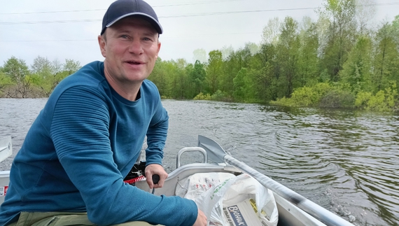 Іван Портний їде новим металевим човном по Десні. Забиратиме у Велике Устя людей, які повертаються з Сосниці