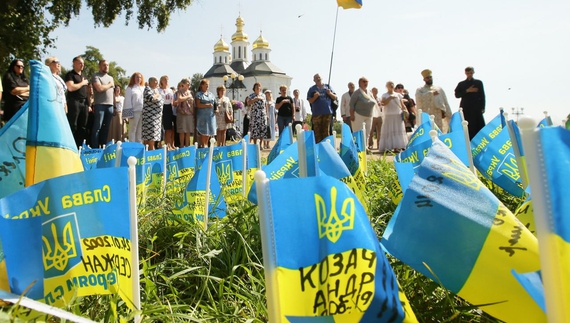 У День Незалежності родини загиблих встановили символічні прапорці біля Катерининської церкви