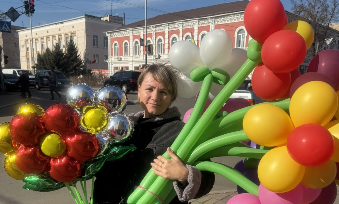 Тетяна Умен у центрі Прилук з квітами з кульок