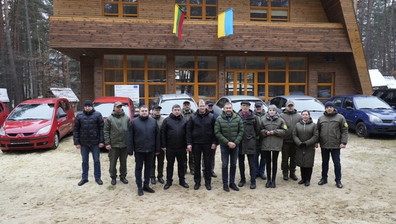 Благодійники передали два авто для природніх парків Чернігівщини