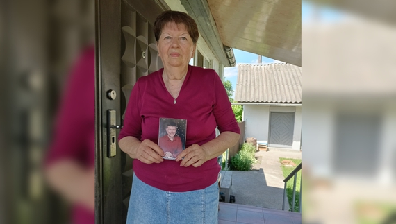 Віра Рубан із фотографією сина, Козелець