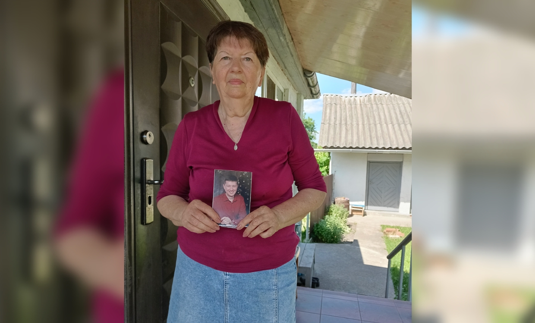 Віра Рубан із фотографією сина, Козелець