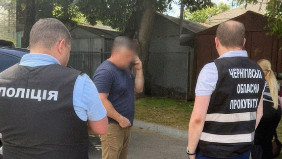 У Чернігові чиновнику міськради вручили підозру через закупівлі харчів для шкіл: директор КП ігнорує журналістів