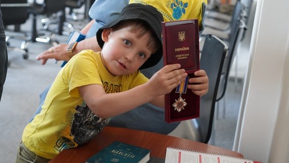 Шістьом родинам загиблих захисників передали державні нагороди