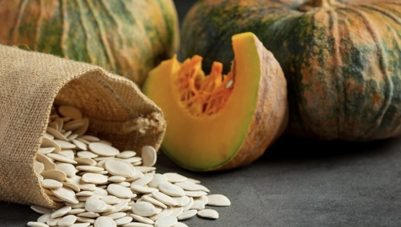 Купують у людей насіння гарбуза, соняшника, горіхи, кролячі смушки