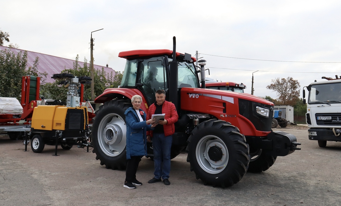 Валентина Саверська-Лихошва, голова громади, та Віктор Гармаш, перший заступник, біля новенького трактора