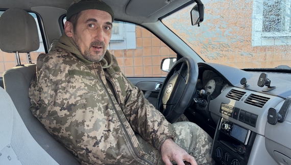 Штурмовик з Чернігівщини кермує автівкою без руки