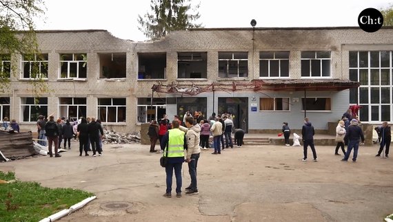 Вчителі, учні та їх батьки, комунальники прибирають уламки після нічного удару