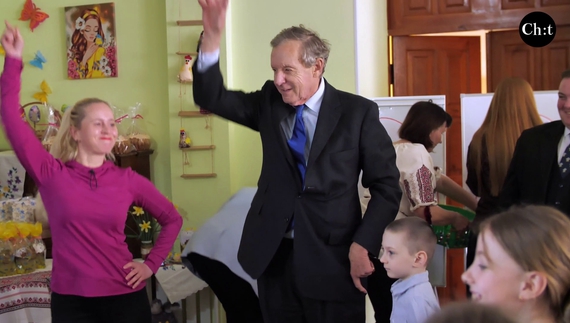 Серйозному парламентарію довелося пританцьовувати разом із малечею з нагоди Великодня